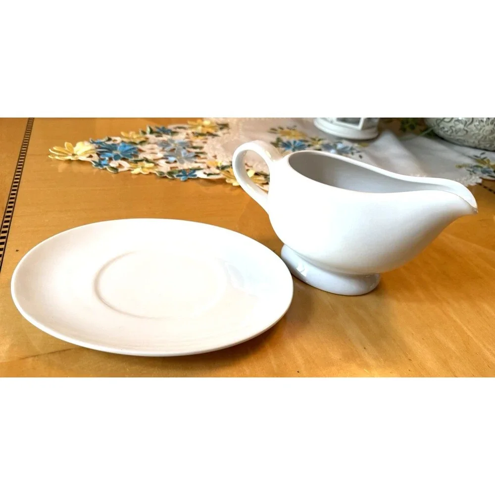 Crate & Barrel 2 pc Porcelain White Aspen Gravy Boat with Saucer Holidays EUC